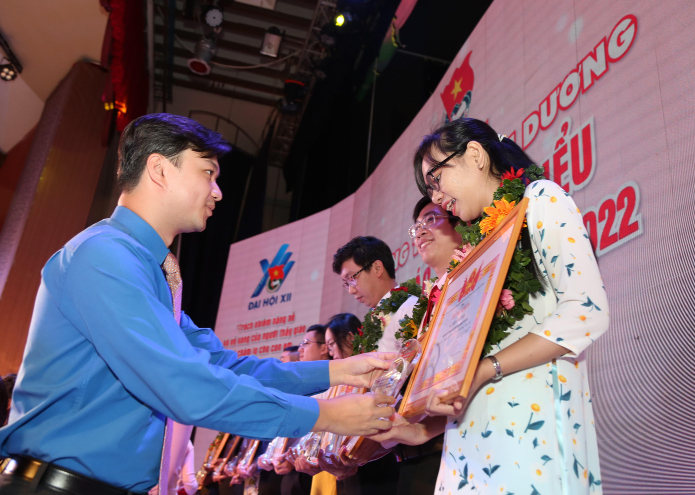 Bí thư Trung ương Đoàn Nguyễn Minh Triết trao bằng khen tuyên dương các nhà giáo tiêu biểu. Bí thư Trung ương Đoàn Nguyễn Minh Triết trao bằng khen tuyên dương các nhà giáo tiêu biểu.