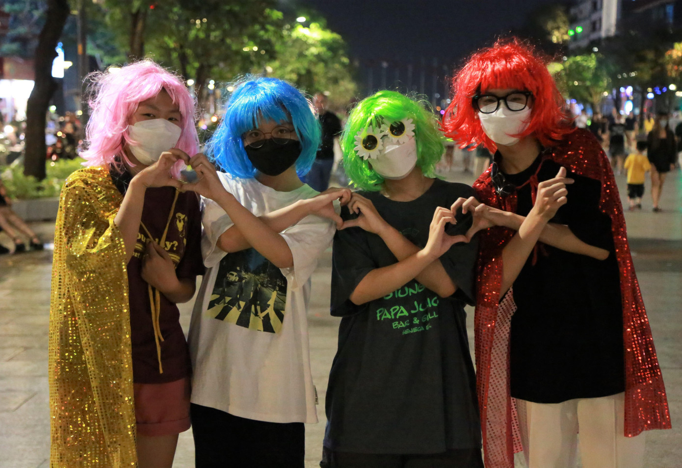 Tối nay, dù ở xa, Quỳnh Anh (ngụ quận 11) và nhóm bạn đã cosplay thành "lũ quỷ" đến Phố đi bộ Nguyễn Huệ vui chơi. "Chúng em đến con phố này vì nơi đây rất vui nhộn", Quỳnh Anh nói và cho biết tạo hình trên được nghĩ ra một cách ngẫu hứng. Tối nay, dù ở xa, Quỳnh Anh (ngụ quận 11) và nhóm bạn đã cosplay thành "lũ quỷ" đến Phố đi bộ Nguyễn Huệ vui chơi. "Chúng em đến con phố này vì nơi đây rất vui nhộn", Quỳnh Anh nói và cho biết tạo hình trên được nghĩ ra một cách ngẫu hứng.