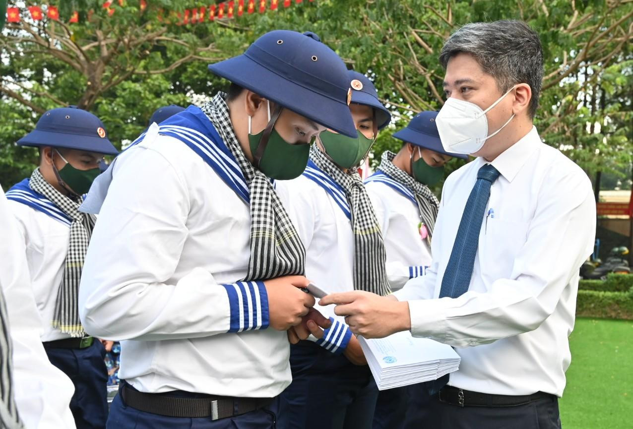 Lãnh đạo các địa phương tặng quà cho tân binh trước khi lên đường nhập ngũ.