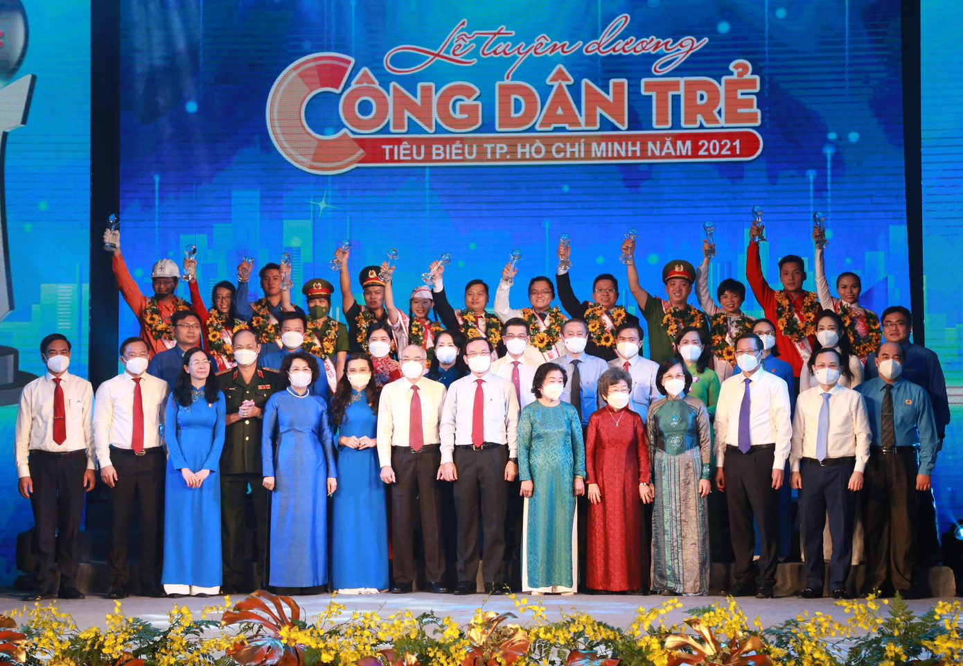 Các gương mặt trẻ tiêu biểu chụp ảnh lưu niệm cùng lãnh đạo các cấp.