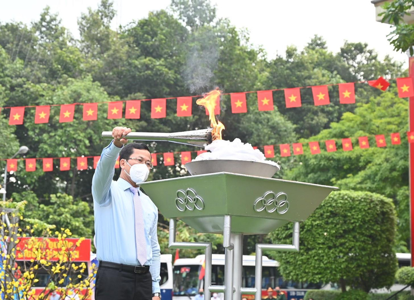 Lãnh đạo quận 12 thắp đuốc truyền thống tại lễ giao quân - Ảnh: Quốc Thanh.