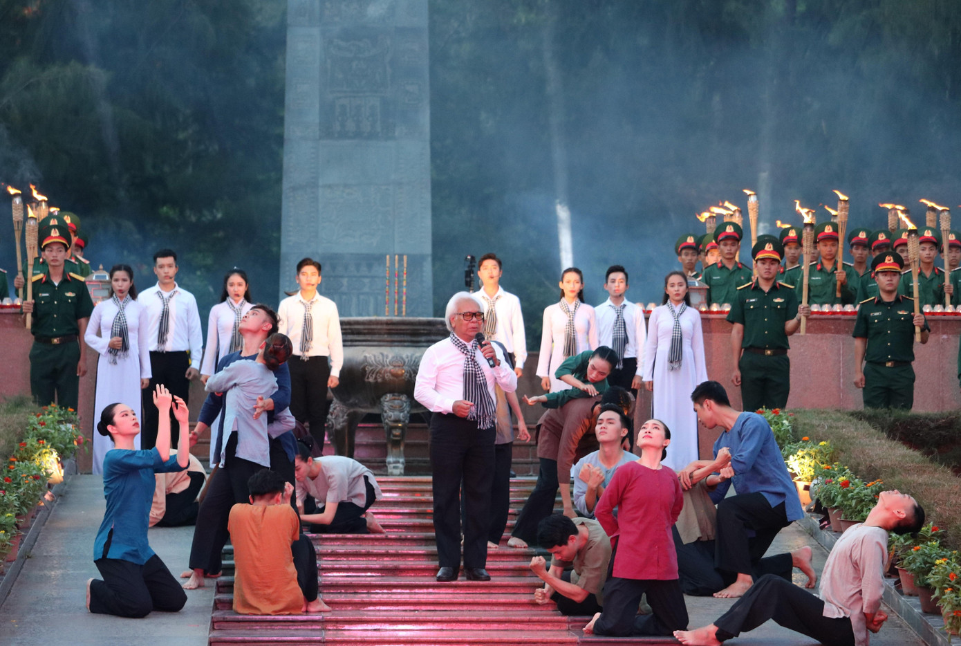 Tổ khúc nghệ thuật tại chương trình thắp nến tri ân. Ảnh: Thành Đoàn TPHCM