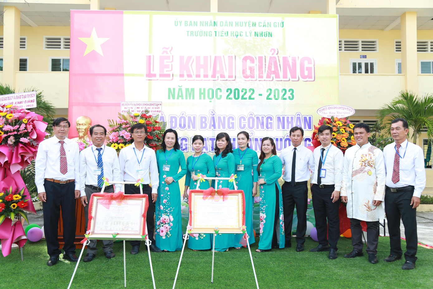 Thầy cô giáo Trường TH Lý Nhơn vui mừng đón nhận danh hiệu Trường đạt chuẩn quốc gia.