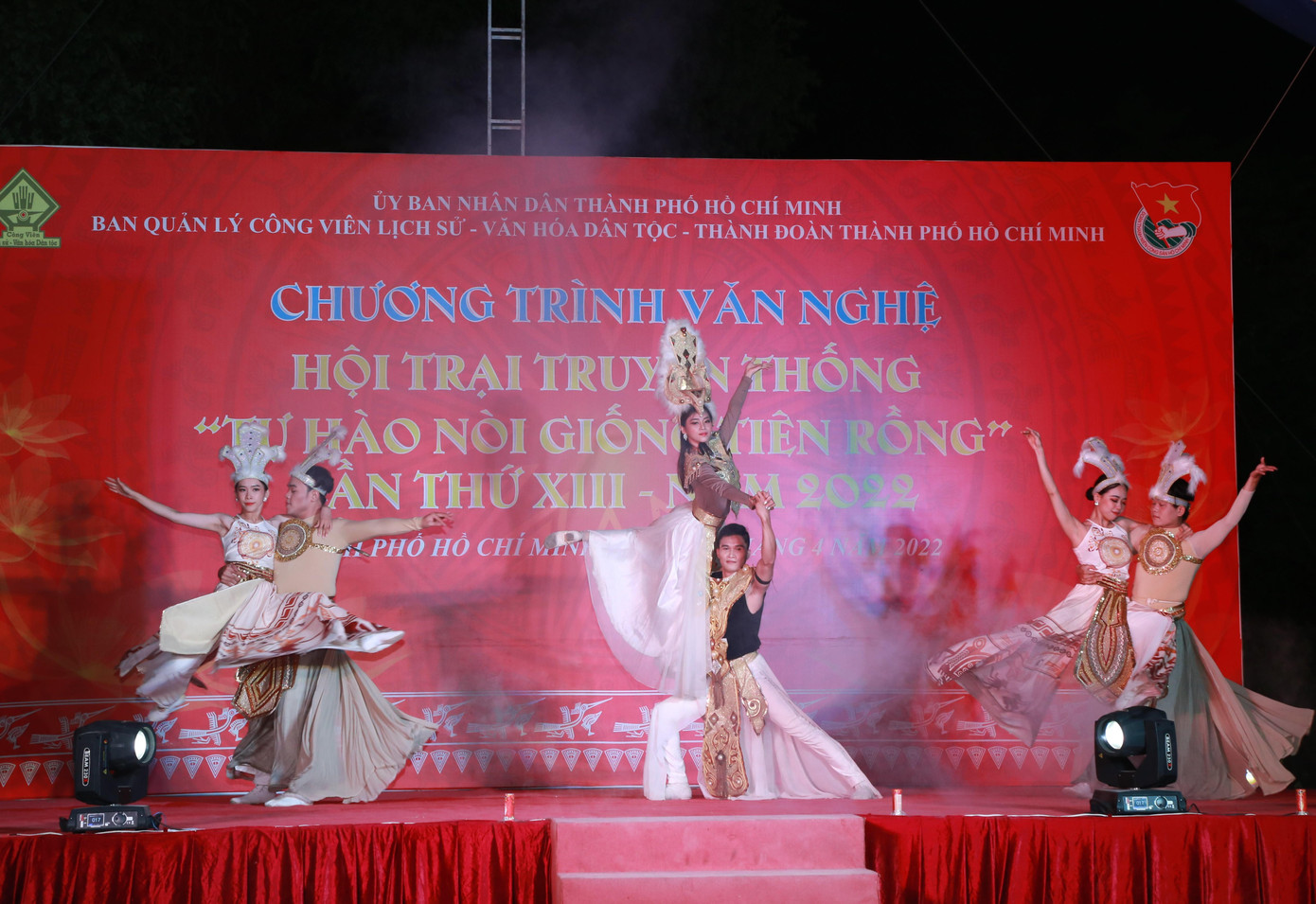 Là nội dung được đông đảo bạn trẻ hào hứng tham gia, chương trình liên hoan văn nghệ diễn ra tối 10/4 được các đơn vị chuẩn bị, đầu tư công phu các tiết mục thể hiện truyền thống văn hiến ngàn đời, gợi nhắc cội nguồn của dân tộc ta, góp phần giáo dục, bồi dưỡng thế hệ trẻ. Trong ảnh: Tiết mục văn nghệ của Thành Đoàn Thủ Đức - Ảnh: Ngô Tùng