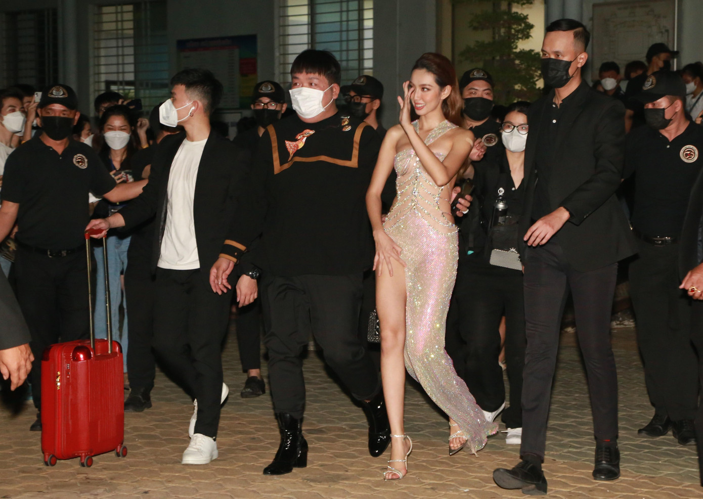 Hơn 10 giờ đêm, Hoa hậu Thùy Tiên rời Nhà thi đấu Phú Thọ khi đã kết thúc sự kiện. Nhiều bạn trẻ vẫn nán lại bày tỏ tìm cảnh mến mộ với cô.