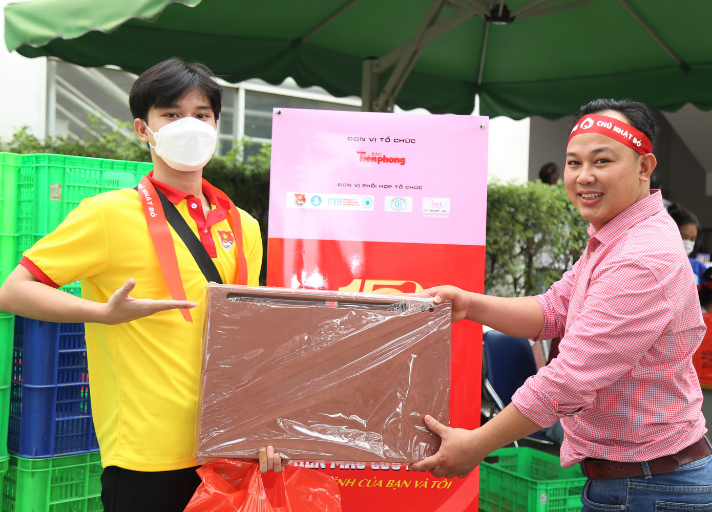 Đại diện Ban tổ chức trao quà của đơn vị tài trợ đến sinh viên.