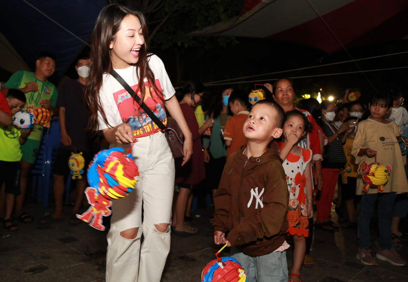 Các nghệ sĩ trẻ thuộc đội Tình nguyện viên nghệ sĩ NVH Thanh niên cùng vui hội trăng Rằm với đàn em.