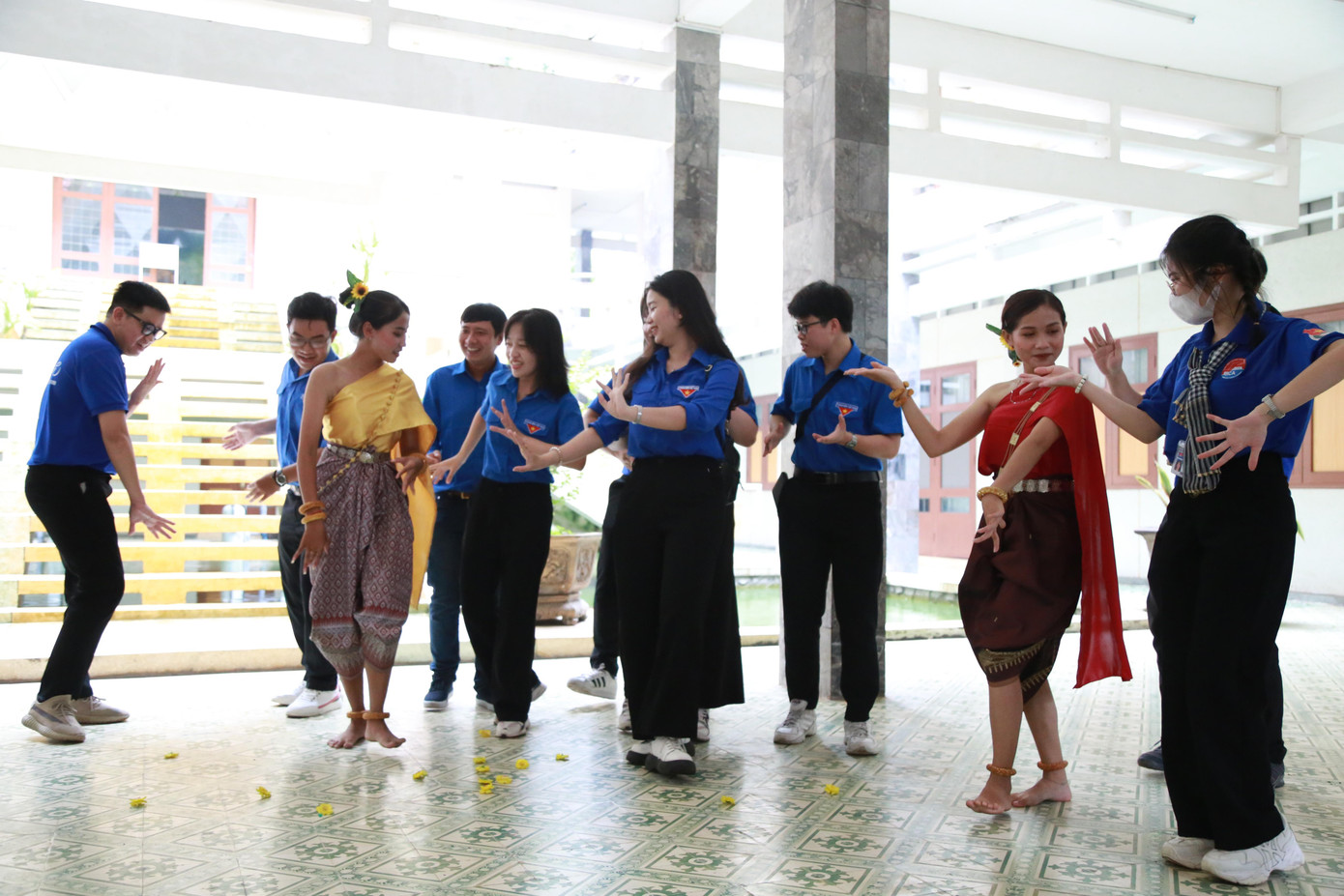 Trong hành trình, đoàn đã đến thăm và giao lưu, tìm hiểu tại Bảo tàng Văn hóa dân tộc Khmer. Trong hành trình, đoàn đã đến thăm và giao lưu, tìm hiểu tại Bảo tàng Văn hóa dân tộc Khmer.