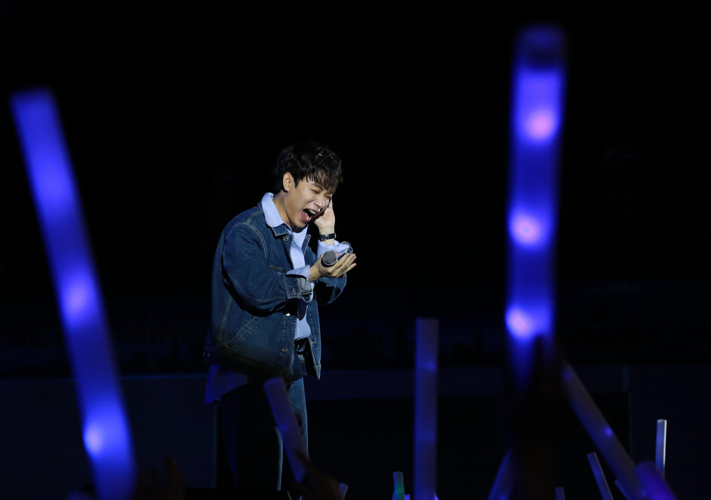 Trúc Nhân khuấy động đêm nhạc bằng sự hóm hỉnh, trẻ trung thường thấy.