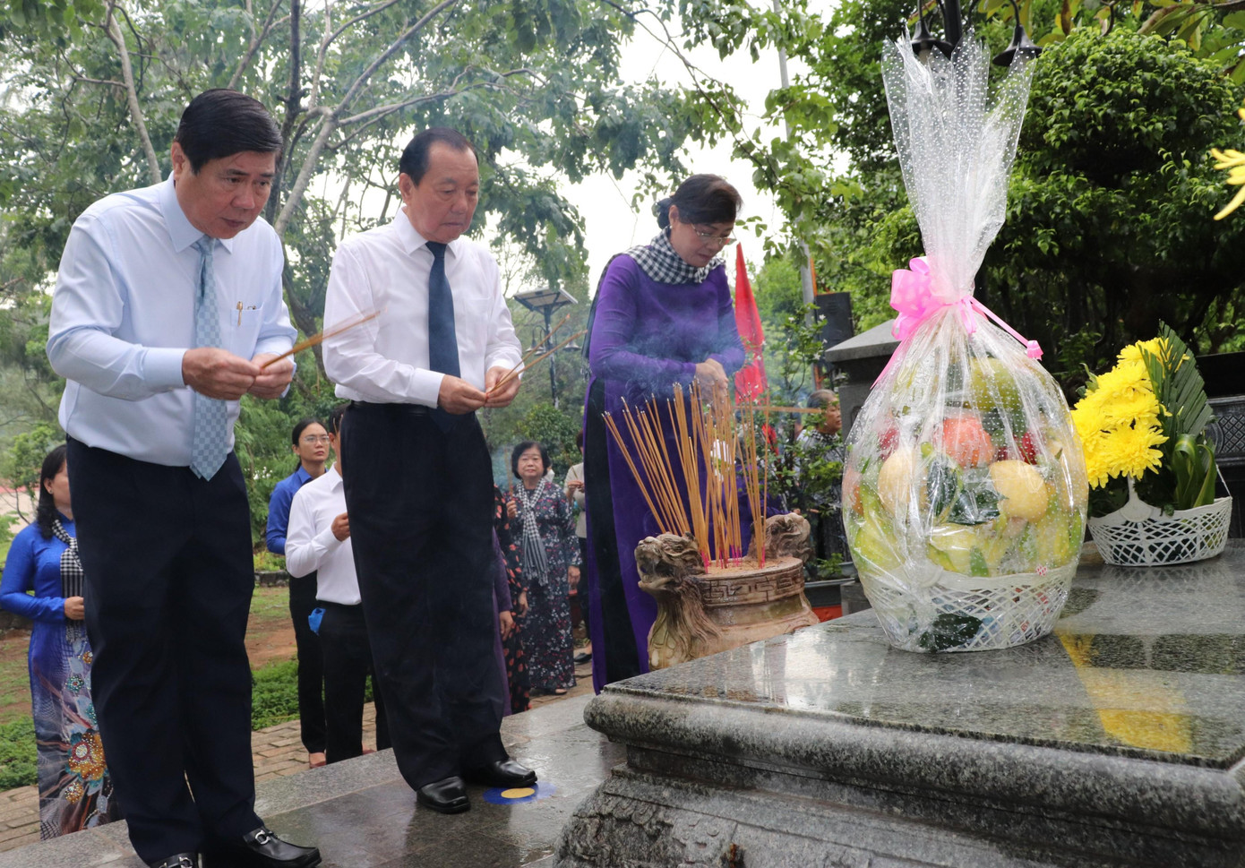 Các đồng chí nguyên lãnh đạo TPHCM thắp hương tưởng niệm các Anh hùng liệt sĩ tại Nghĩa trang Hàng Dương. Ảnh: Thái Phương. Các đồng chí nguyên lãnh đạo TPHCM thắp hương tưởng niệm các Anh hùng liệt sĩ tại Nghĩa trang Hàng Dương. Ảnh: Thái Phương.