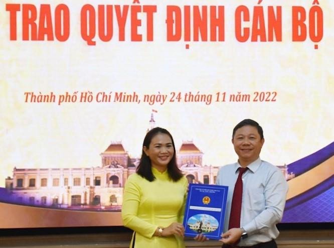 Phó Chủ tịch UBND TPHCM Dương Anh Đức trao quyết định bổ nhiệm cho bà Huỳnh Lê Như Trang. Ảnh: Hcmcpv.org.vn