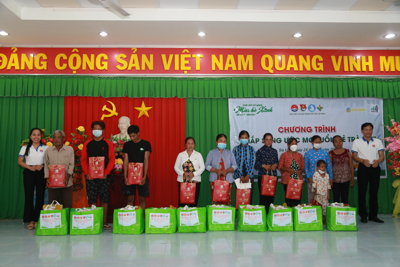 Đoàn công tác trao tặng nhiều phần quà thiết thực dành cho bà con có hoàn cảnh khó khăn trên địa bàn xã Long Hiệp, huyện Trà Cú. Đoàn công tác trao tặng nhiều phần quà thiết thực dành cho bà con có hoàn cảnh khó khăn trên địa bàn xã Long Hiệp, huyện Trà Cú.