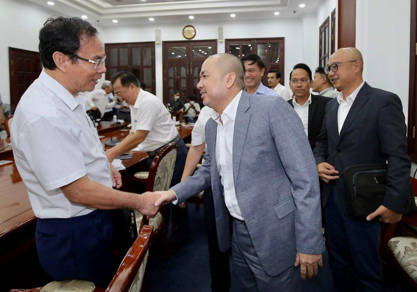 Bí thư Nên gặp gỡ, chia sẻ cùng các đơn vị và lãnh đạo hai đội bóng thành phố.