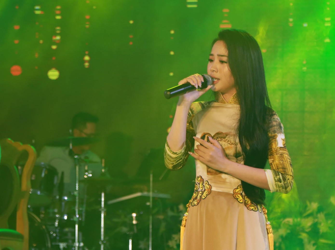 Ca sĩ Dương Huệ nhớ Phi Nhung với "Phận tơ tằm" Ca sĩ Dương Huệ nhớ Phi Nhung với "Phận tơ tằm"