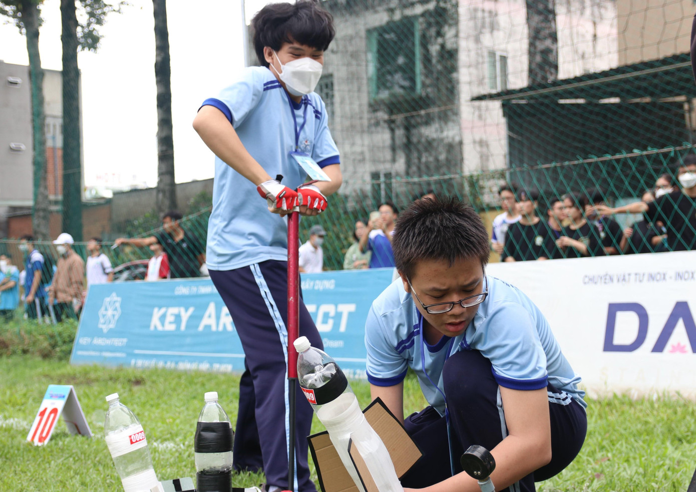 Sau các bước chuẩn bị, từng đội thi nỗ lực bắn tên lửa nước của mình đi cao nhất, xa nhất. Sau các bước chuẩn bị, từng đội thi nỗ lực bắn tên lửa nước của mình đi cao nhất, xa nhất.