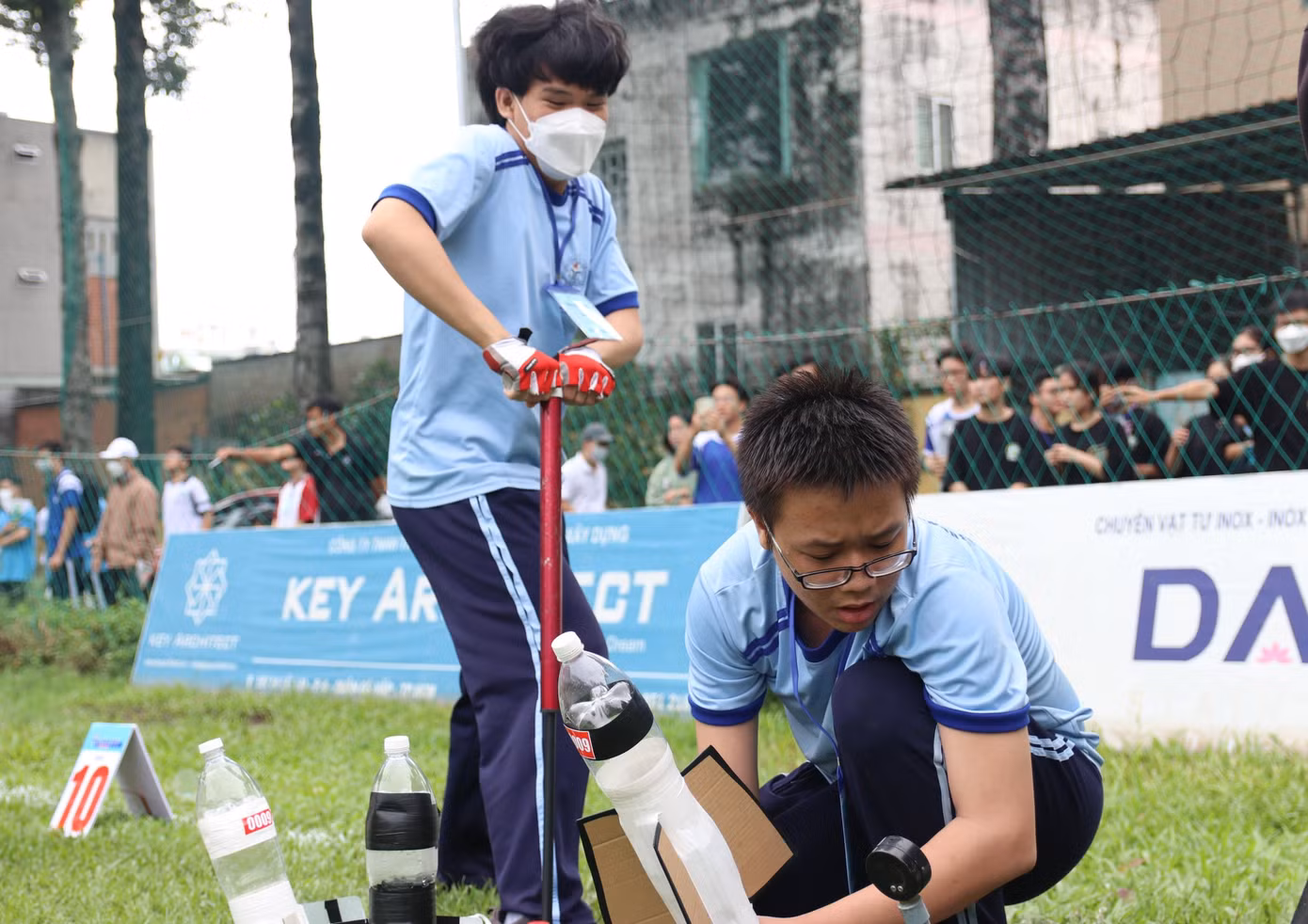Sau các bước chuẩn bị, từng đội thi nỗ lực bắn tên lửa nước của mình đi cao nhất, xa nhất.