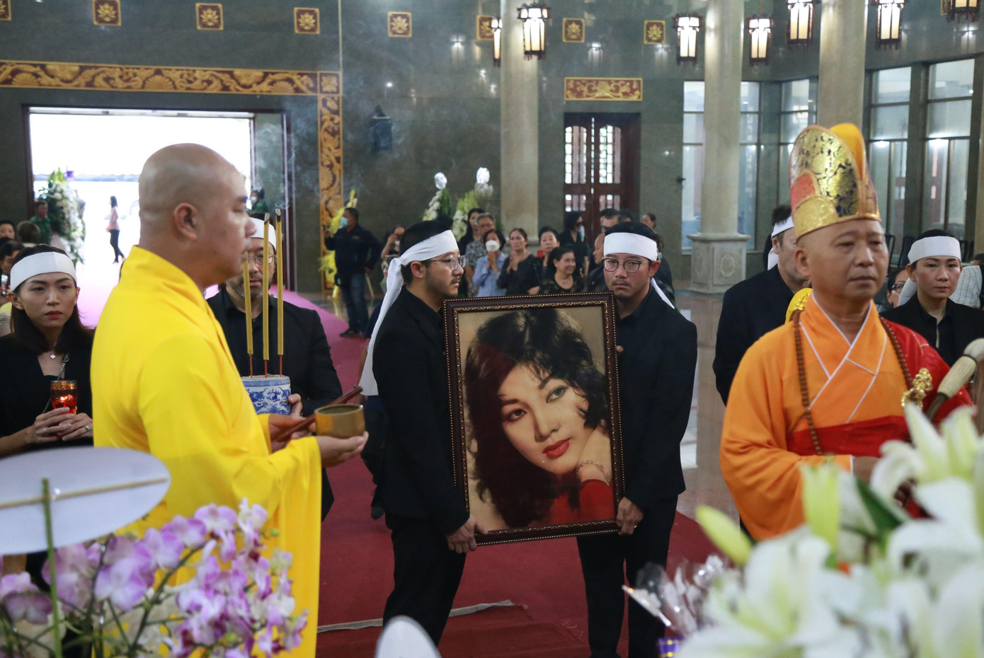 Lễ tang nghệ sĩ Thẩm Thúy Hằng diễn ra theo nghi thức Phật giáo.