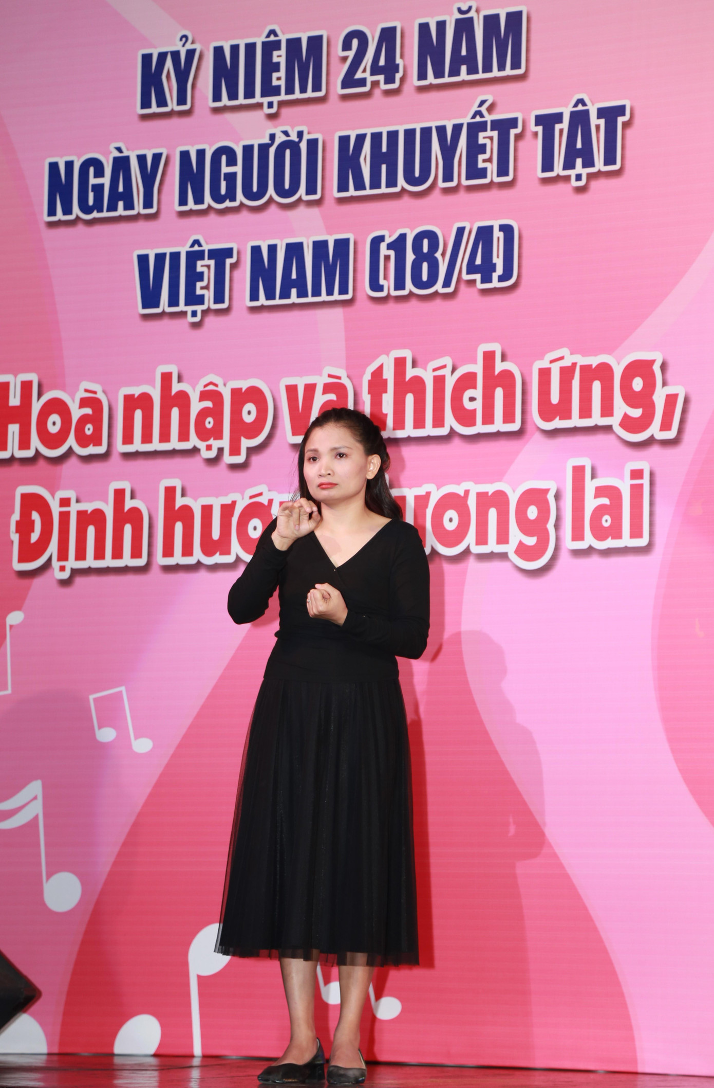 Dùng ngôn ngữ ký hiệu để chuyển tải những nội dung chương trình cho những người khuyết tật.