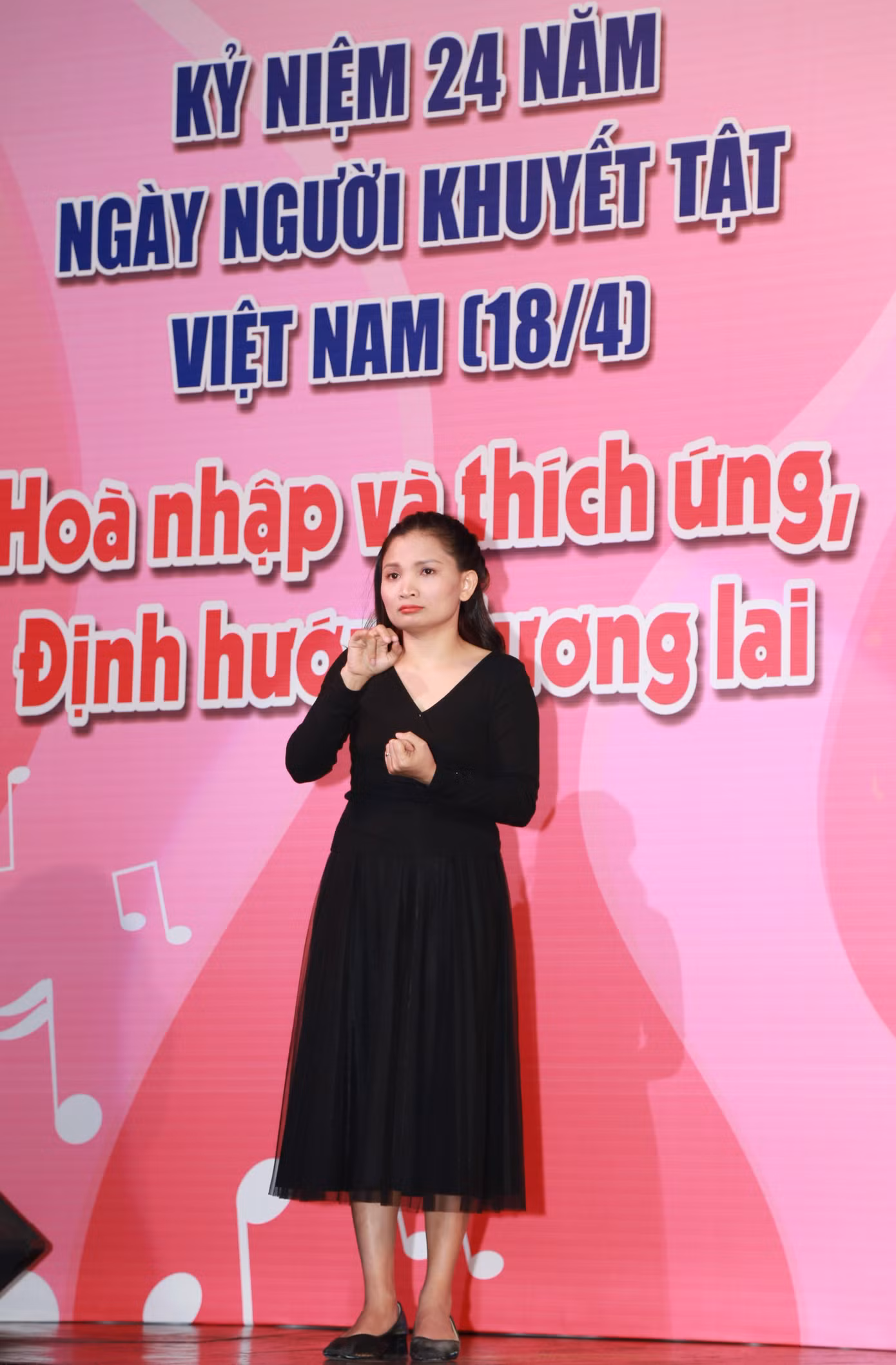Dùng ngôn ngữ ký hiệu để chuyển tải những nội dung chương trình cho những người khuyết tật.