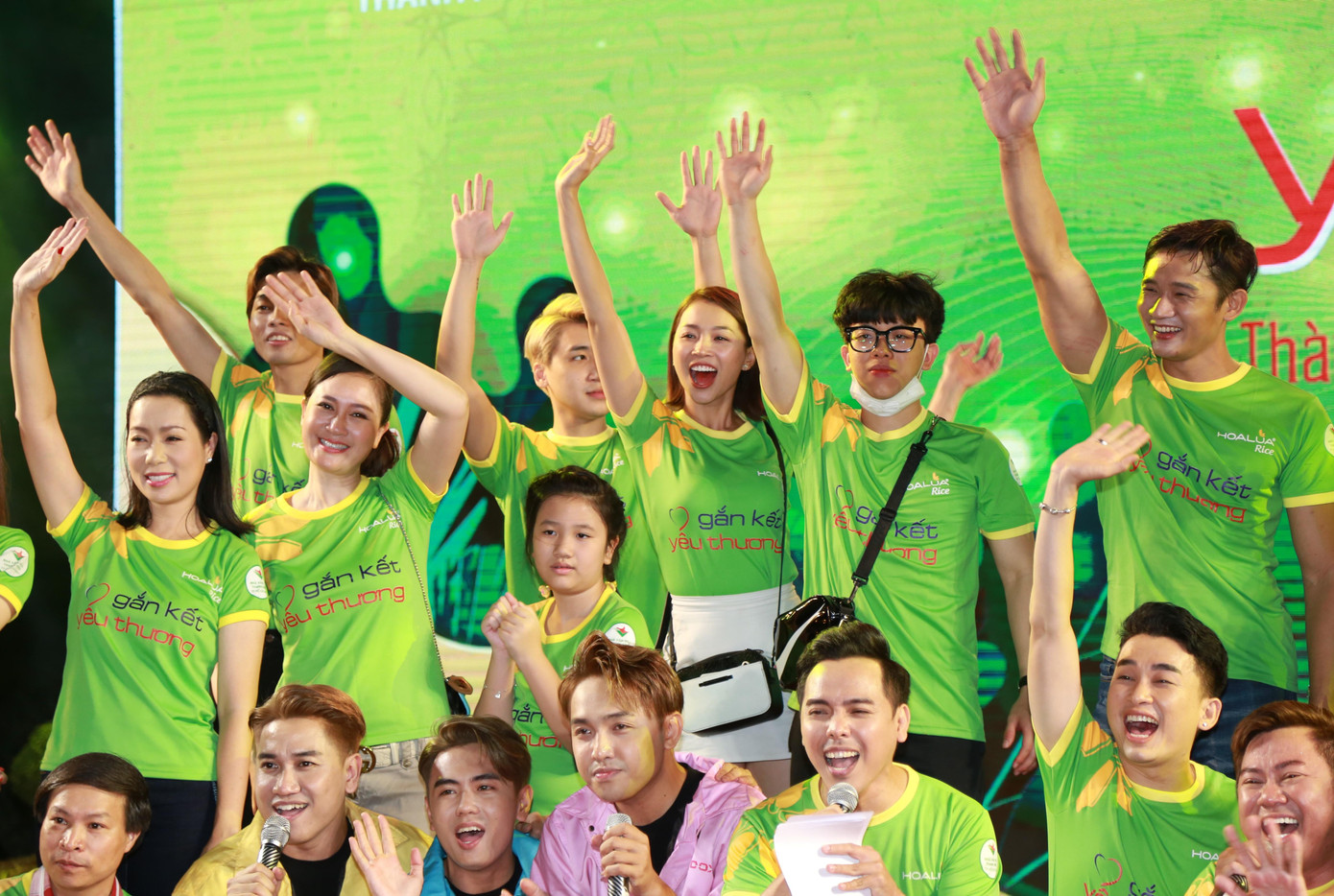 Các nghệ sĩ cùng hòa ca trong tiết mục kết thúc một hoạt động ý nghĩa ngày cuối năm. Các nghệ sĩ cùng hòa ca trong tiết mục kết thúc một hoạt động ý nghĩa ngày cuối năm.