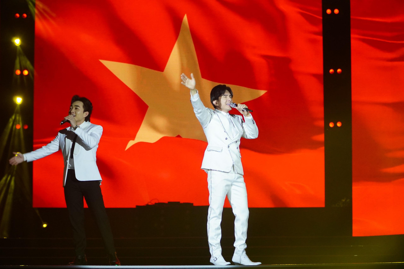 Đan Trường song ca cùng học trò Trung Quang thể hiện ca khúc "Gọi tên Việt Nam". "Anh Bo" cũng gửi tặng khán giả chùm ca khúc làm nên thương hiệu của mình "Đi về nơi xa - Mãi mãi một tình yêu - Tình khúc vàng".