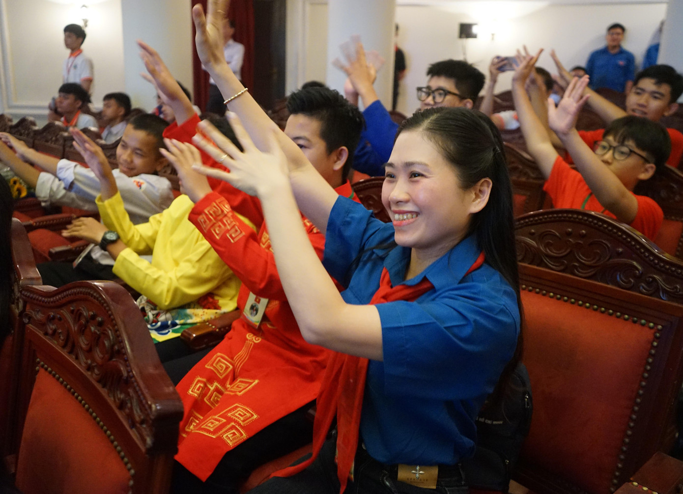 Các anh chị phụ trách, cán bộ Đoàn, đoàn viên thanh niên cùng hòa chung niềm vui với các bạn nhỏ trong chương trình giao lưu thắm tình hữu nghị. Các anh chị phụ trách, cán bộ Đoàn, đoàn viên thanh niên cùng hòa chung niềm vui với các bạn nhỏ trong chương trình giao lưu thắm tình hữu nghị.