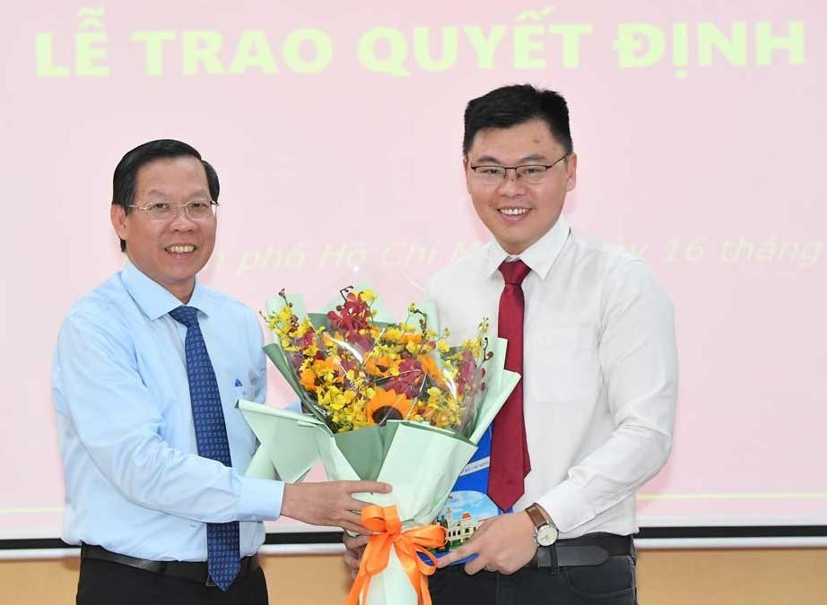 Chủ tịch Phan Văn Mãi trao quyết định bổ nhiệm cho TS. Trương Minh Huy Vũ. Ảnh: Việt Dũng