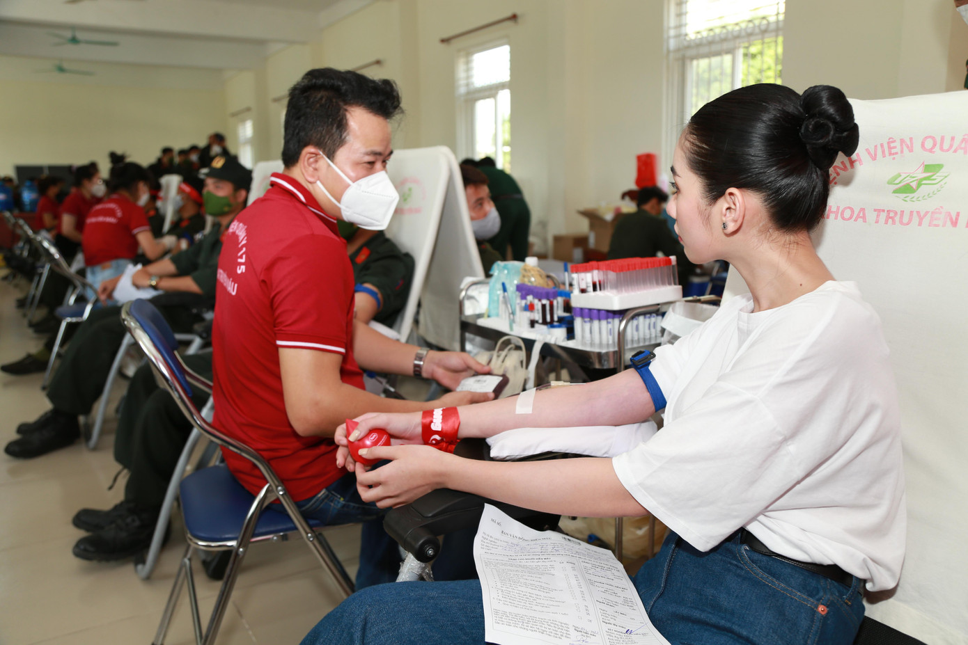 Cẩm Đan trải qua lần hiến máu đầu tiên với cảm giác thoải mái, nhẹ nhàng. Cẩm Đan trải qua lần hiến máu đầu tiên với cảm giác thoải mái, nhẹ nhàng.