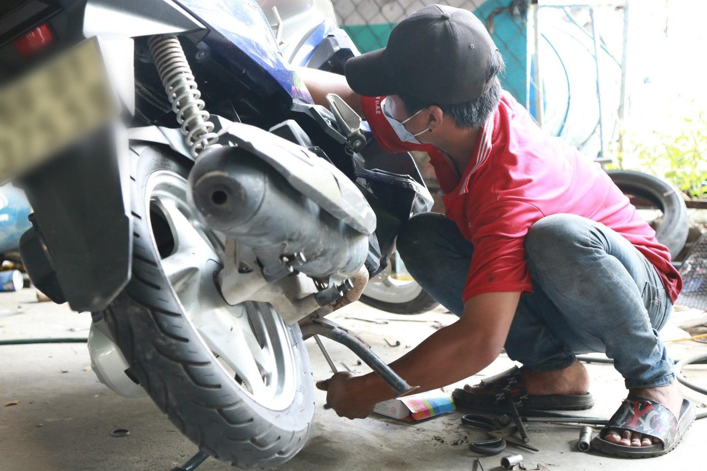 Hiện nhóm sửa xe thiện nguyện sinh viên này quy tụ khoảng 3-4 bạn thường xuyên - Ảnh: Ngô Tùng Hiện nhóm sửa xe thiện nguyện sinh viên này quy tụ khoảng 3-4 bạn thường xuyên - Ảnh: Ngô Tùng