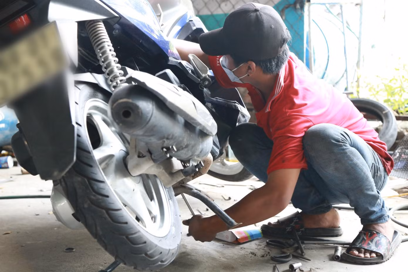 Hiện nhóm sửa xe thiện nguyện sinh viên này quy tụ khoảng 3-4 bạn thường xuyên - Ảnh: Ngô Tùng