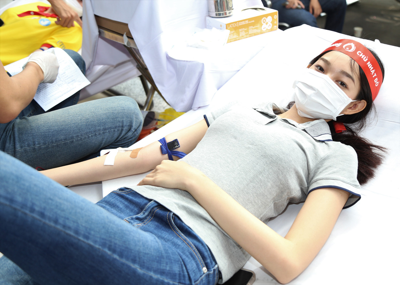 Trò chuyện sau khi chia sẻ giọt máu hồng tình nguyện, Bé Quyên cho biết trước lúc lấy máu có chút hồi hộp, nhưng đã bình tâm trở lại ngay sau đó. Người đẹp Áo dài HHVN 2022 bày tỏ niềm vui khi được góp một phần giúp các mảnh đời khó khăn cần máu, lan tỏa lòng tốt đến cộng đồng. &quot;Mình muốn có cơ hội hiến thêm nhiều lần sau để giúp ích cho nhiều người hơn&quot;, Bé Quyên bộc bạch.