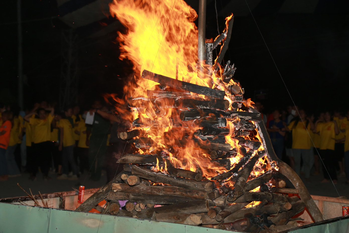 Bên ánh lửa bập bùng cùng lời ca tiếng nhạc rộn ràng, hàng trăm bạn trẻ hào hứng tham gia các minigame vui nhộn. Đây cũng là một trong những tiêu chí để Ban tổ chức hội trại đánh giá kết quả hoạt động và khen thưởng các tiểu trại.