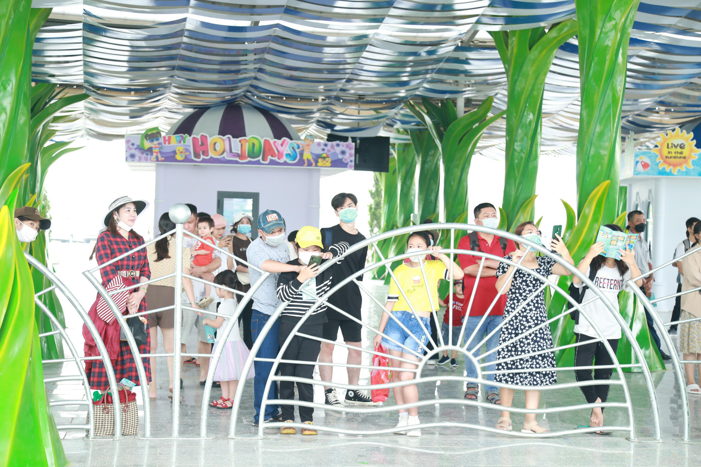 Người dân bắt đầu ngày nghỉ tại một khu du lịch bên cạnh Quốc lộ 51 trên địa bàn TP. Biên Hòa (Đồng Nai).