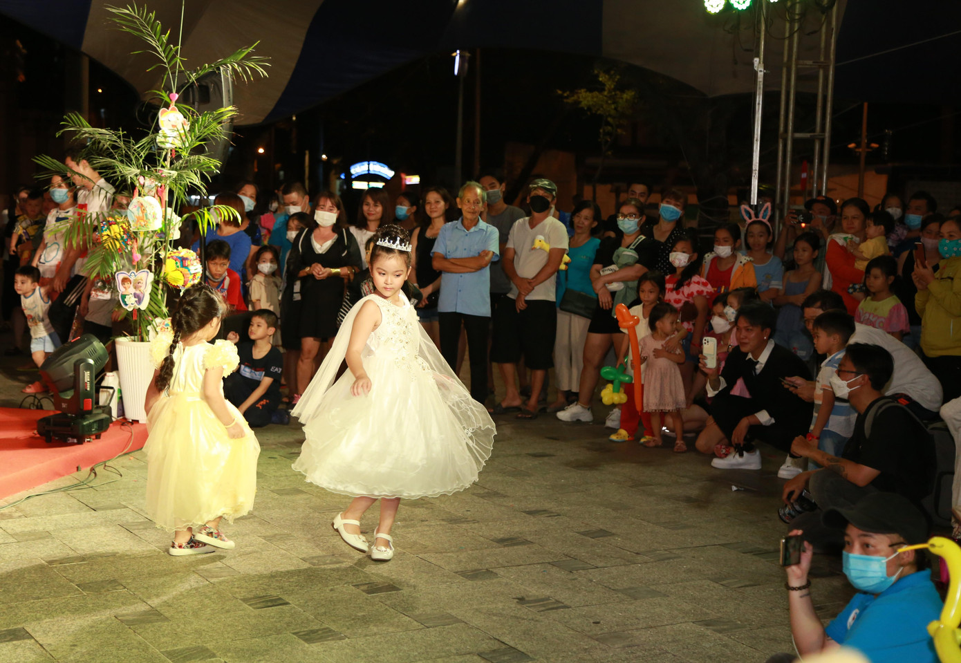 Các bạn nhỏ trình diễn thời trang.