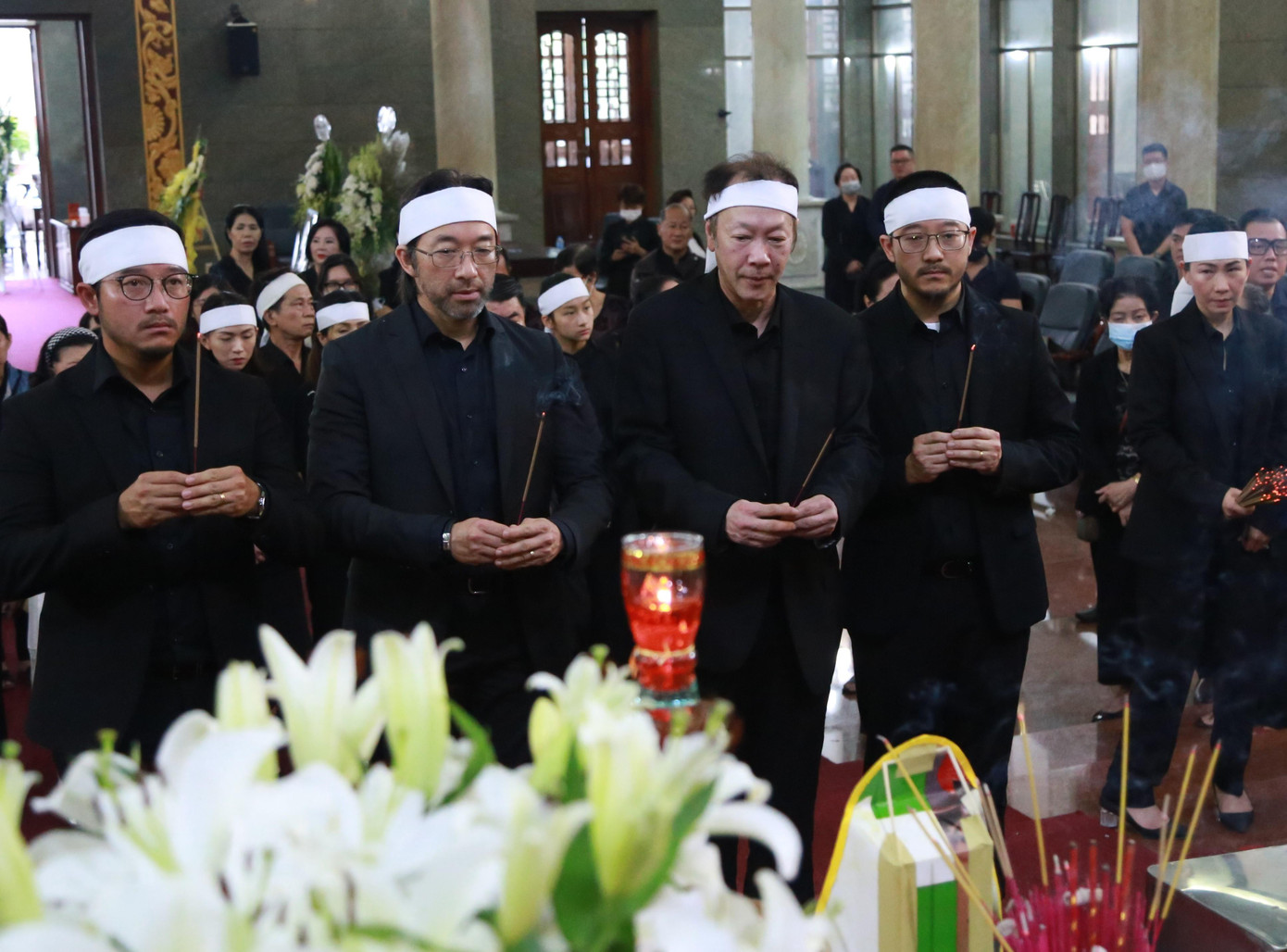 4 con trai của cố nghệ sĩ thắp hương tiễn biệt mẹ