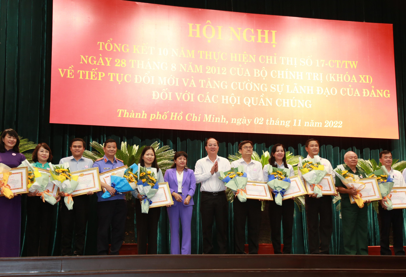 Phó Bí thư Thành ủy TPHCM Nguyễn Hồ Hải (thứ 6 từ phải qua) tuyên dương các cá nhân, tập thể triển khai hiệu quả Chỉ thị 17.