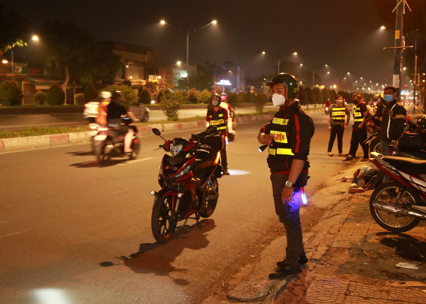 Các bạn hỗ trợ bảo vệ người bị nạn và hiện trường vụ việc.