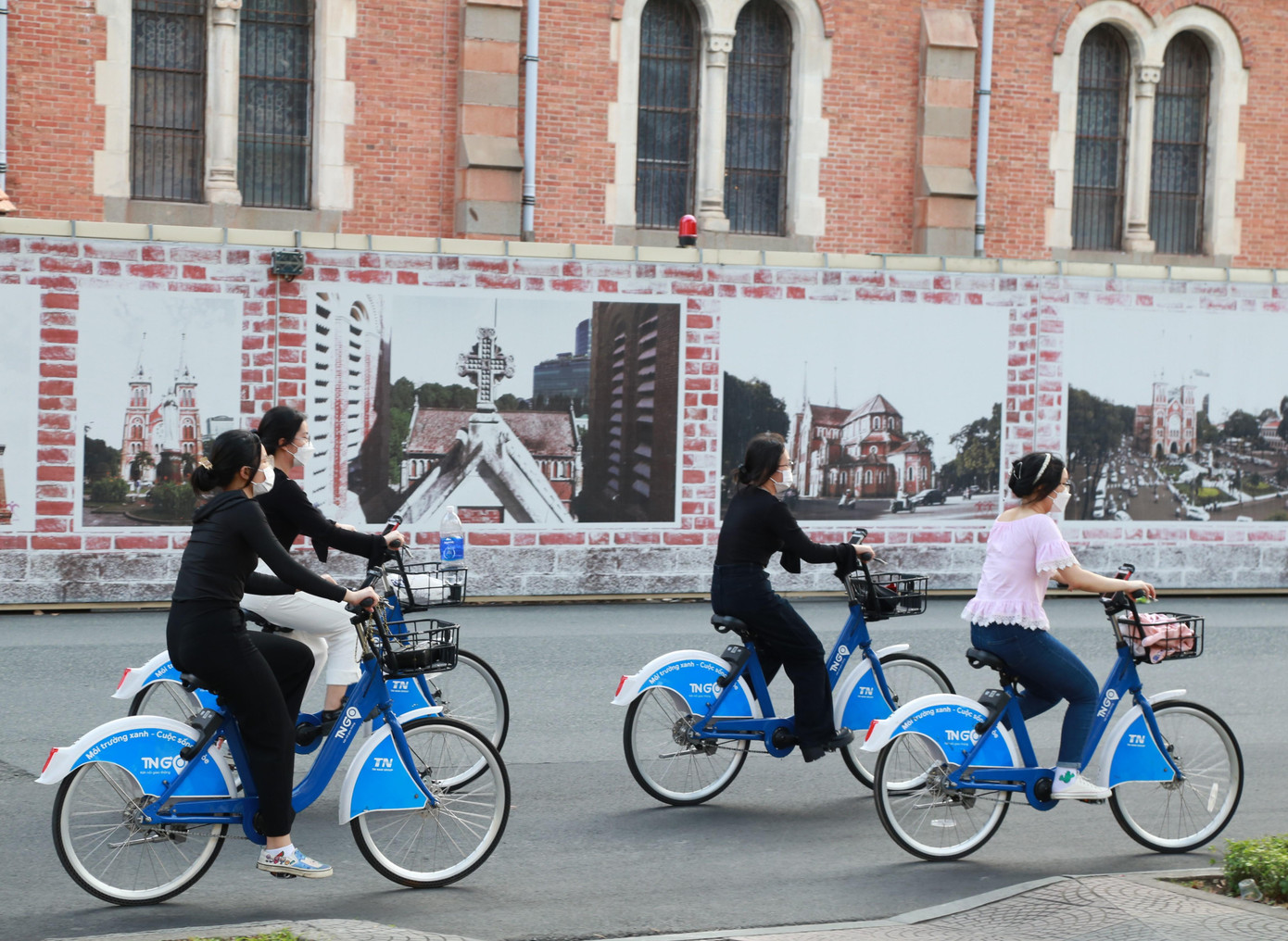 Kỳ nghỉ lễ rơi vào thời điểm cuối tuần nên nhiều bạn trẻ có dịp tụ họp, thư giãn cùng nhau.