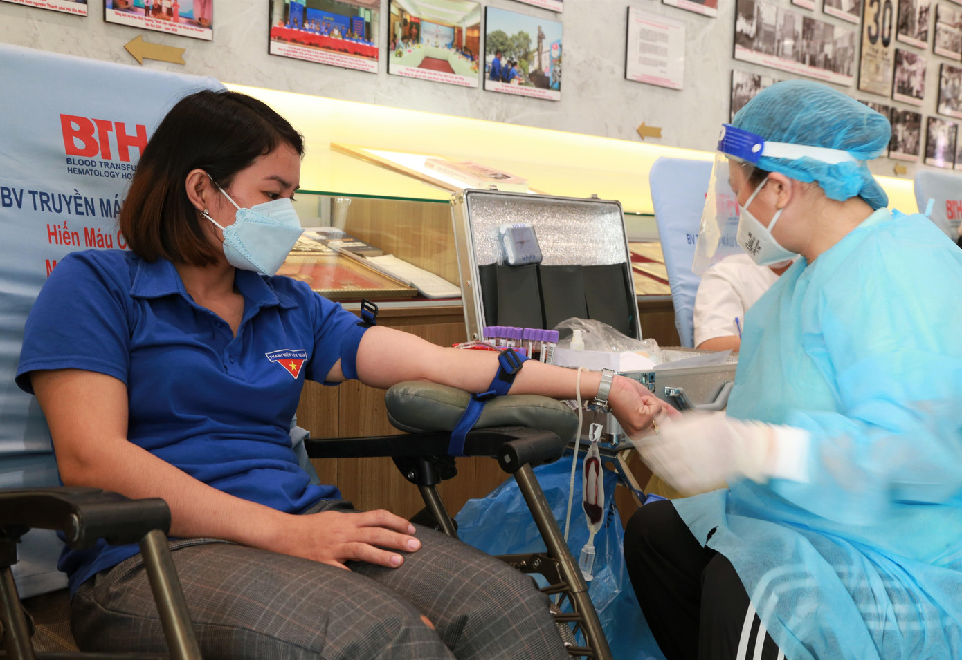 Sau lễ ra quân, các bạn sinh viên tham gia chia sẻ giọt máu tình nguyện. Sau lễ ra quân, các bạn sinh viên tham gia chia sẻ giọt máu tình nguyện.