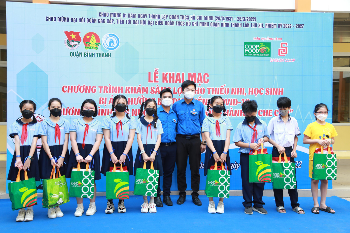 Dịp này, Quận Đoàn - Hội đồng Đội quận Bình Thạnh phối hợp Bệnh viện quận tổ chức khám sàng lọc cho thiếu nhi, học sinh bị ảnh hưởng của dịch COVID-19. Tham gia chương trình, các bạn nhỏ được thăm khám, kiểm tra sức khỏe và nhận các phần quà của đơn vị đồng hành. Dịp này, Quận Đoàn - Hội đồng Đội quận Bình Thạnh phối hợp Bệnh viện quận tổ chức khám sàng lọc cho thiếu nhi, học sinh bị ảnh hưởng của dịch COVID-19. Tham gia chương trình, các bạn nhỏ được thăm khám, kiểm tra sức khỏe và nhận các phần quà của đơn vị đồng hành.