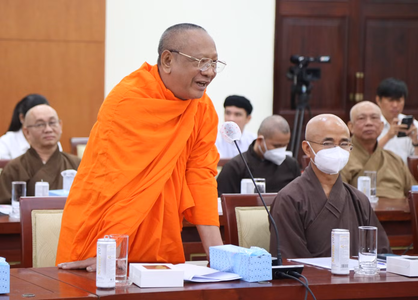Hòa thượng Danh Lung nêu ý kiến tại hội nghị. Ảnh: Ngô Tùng