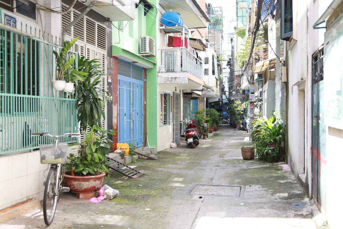 Một trong những con hẻm đầu tiên được mở rộng theo chủ trương hiến đất mở rộng đường, hẻm tại TPHCM. Trước khi được mở rộng, hẻm 153/12 Nguyễn Thông (phường 9, quận 3) chỉ rộng hơn 2m, sau đó hẻm đã trở nên thông thoáng, rộng rãi với chiều rộng hơn 4m. "Khi địa phương trao đổi, vận động, bà con chúng tôi đồng tình ngay. Trước kia hẻm chật chội, bất tiện nhiều thứ, nhỡ hỏa hoạn xảy ra thì xe chữa cháy không vào được. Giờ đây hẻm đã rộng rãi, thoáng mát, sạch đẹp hơn nhiều", ông Hải, một người dân sinh sống tại khu vực này, cho biết.