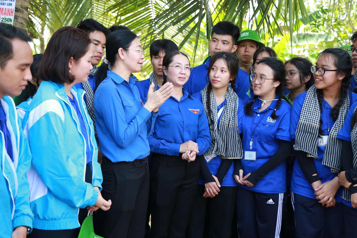 Quyền Bí thư Tỉnh Đoàn Vĩnh Long và Bí thư Thành Đoàn TPHCM Phan Thị Thanh Phương trò chuyện, chia sẻ với các bạn sinh viên tình nguyện. Quyền Bí thư Tỉnh Đoàn Vĩnh Long và Bí thư Thành Đoàn TPHCM Phan Thị Thanh Phương trò chuyện, chia sẻ với các bạn sinh viên tình nguyện.
