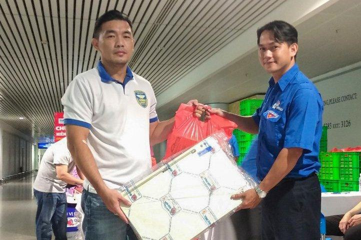 "Nhận thấy hiến máu là hoạt động mang tính nhân văn cộng với mong muốn góp một phần nào đó giúp đỡ người bệnh, nên tôi thường xuyên tham gia hiến máu bất cứ khi nào có điều kiện”, anh Quang (bên trái), nhân viên an ninh Cảng Hàng không quốc tế Tân Sơn Nhất, chia sẻ. Anh Quang đã từng 24 lần hiến máu.