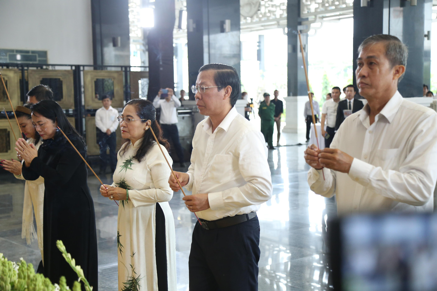 Lãnh đạo TPHCM thắp nén tâm nhang tưởng nhớ đồng bào đã mất trong đại dịch.