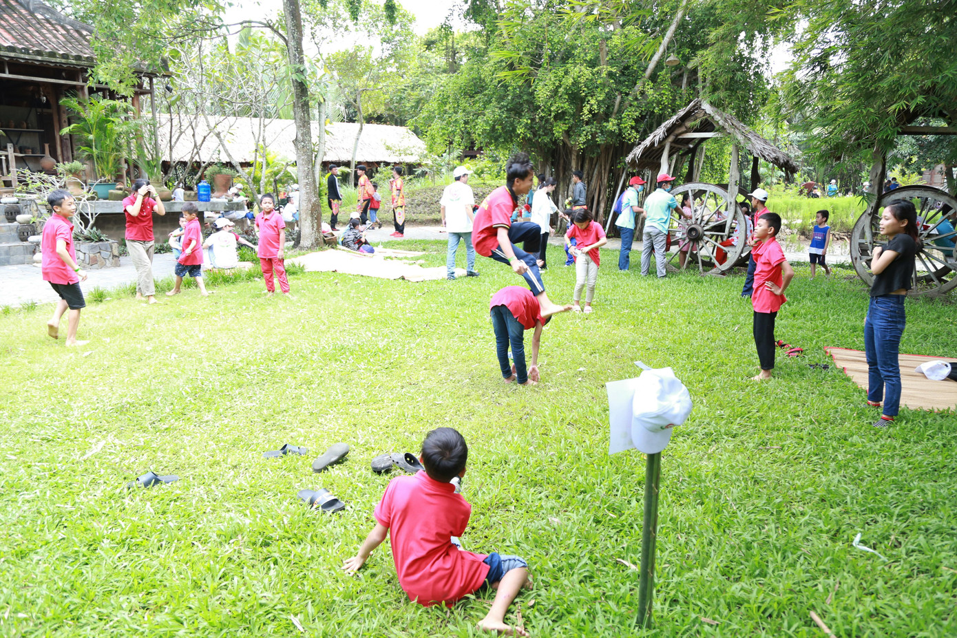 Dịp này, tại Bảo tàng Áo dài, một quỹ từ thiện cộng đồng đã tổ chức chương trình vui hội Trung thu dành cho các em nhỏ của 8 trung tâm, mái ấm nuôi dạy, chăm sóc trẻ em trên địa bàn thành phố. Trong ảnh, các em thiếu nhi thỏa thích vui chơi trong dịp lễ Quốc khánh.