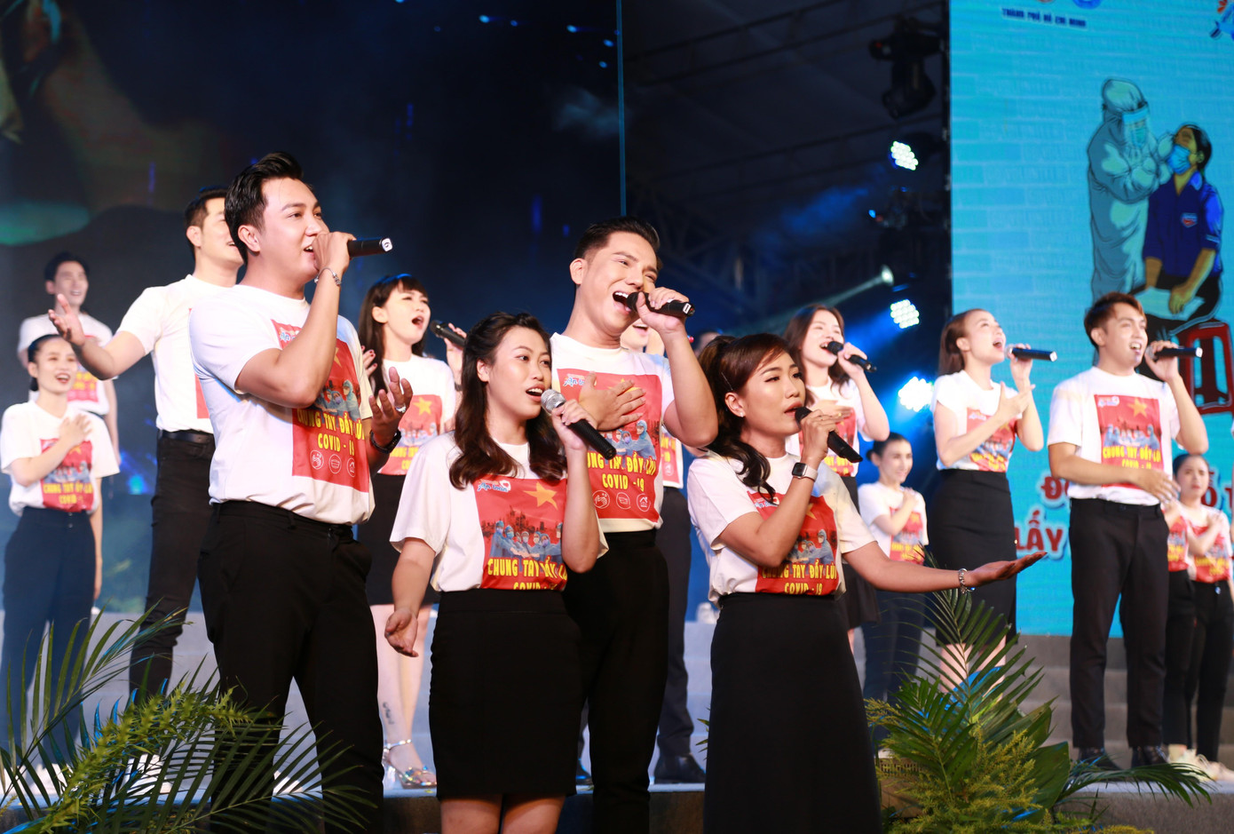 Đội hình văn nghệ sĩ trẻ TPHCM biểu diễn tại chương trình. Đây cũng là tập thể nhận giải thưởng Hồ Hảo Hớn với những đóng góp tích cực trong thời gian qua