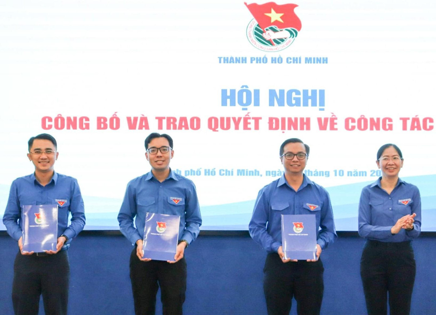 Bí thư Thành Đoàn TPHCM Phan Thị Thanh Phương trao quyết định cho các anh (từ trái qua): Lê Phú Lâm, Nguyễn Tất Toàn, Nguyễn Đức Nguyên. Ảnh: Thành Đoàn.