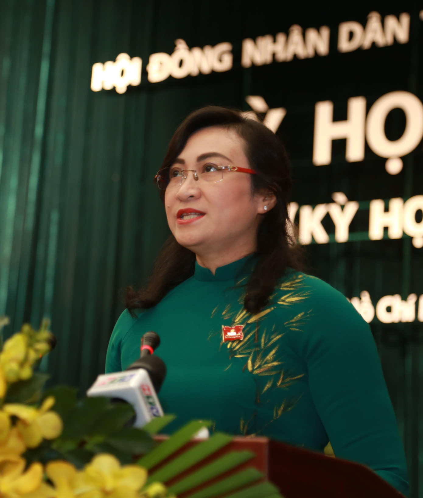 Phó Chủ tịch UBND TPHCM Phan Thị Thắng tóm tắt các tờ trình của UBND thành phố tại kỳ họp.