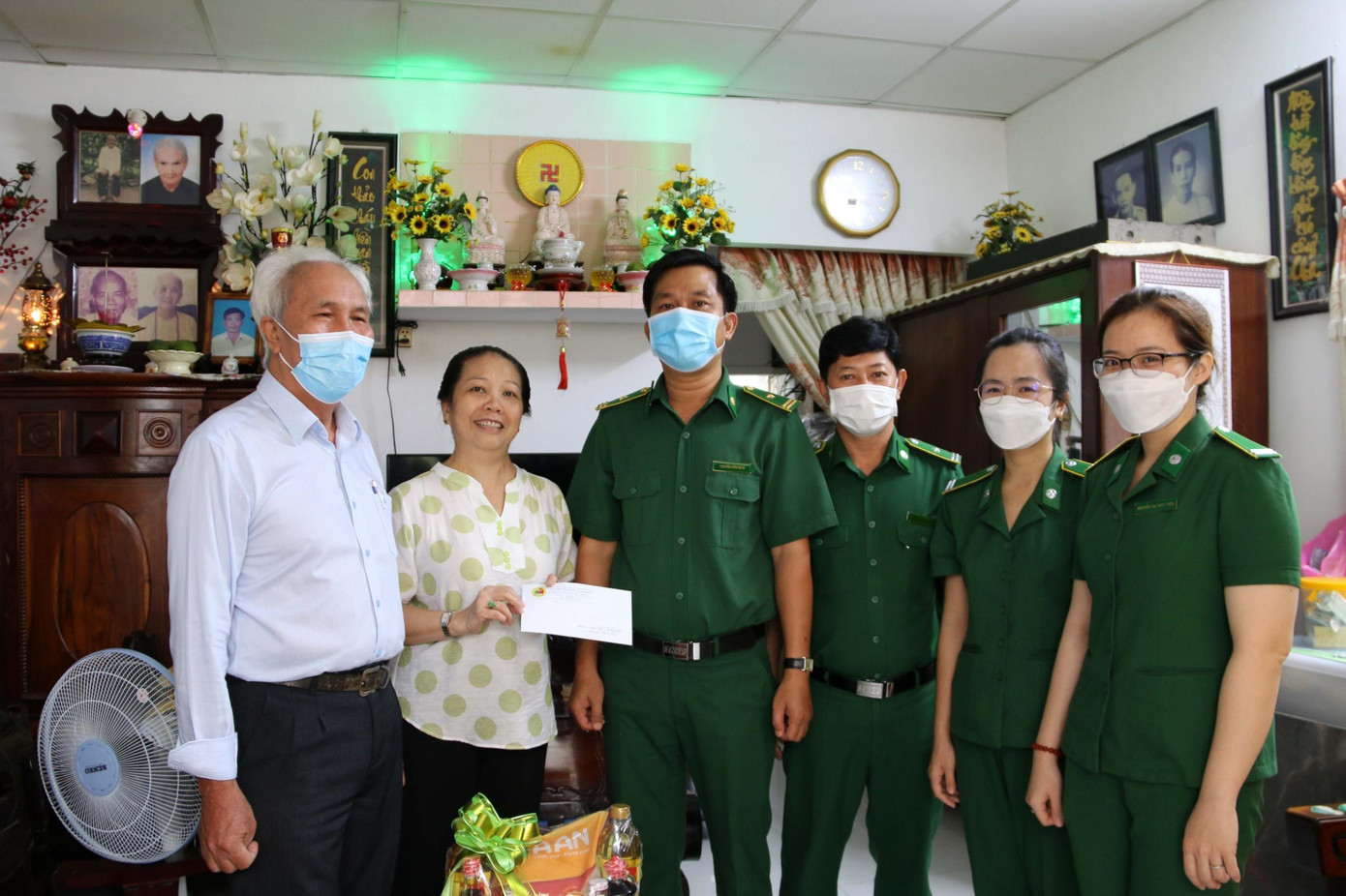 Đoàn công tác Lực lượng TNXP TPHCM thăm, tặng quà cho gia đình liệt sĩ TNXP.